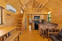 Barnwell Mountain Cabins #2: Cabin/Tiny Home w/ loft in Gilmer across from BMRA