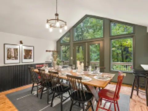 7BR Designer Home w/ Hot Tub, Game Room Hotels in Massanutten