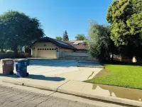 Spacious 4-bedroom house in lovely Bakersfield country club area with pool Harmony Ca附近的飯店