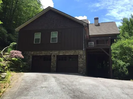 Newer Constructed Large Mountain Home in Luxury Gated Country Club w/hot tub Отели рядом с достопримечательностью «Sunrise Rock by Highlands-Cashiers Land Trust»