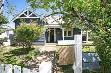 Fully equipped, centrally located and close to Armidale Hospital