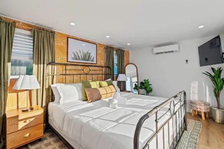 PBG Retreat w/ Pool, Mini Golf, Fire Pit, Game Room!