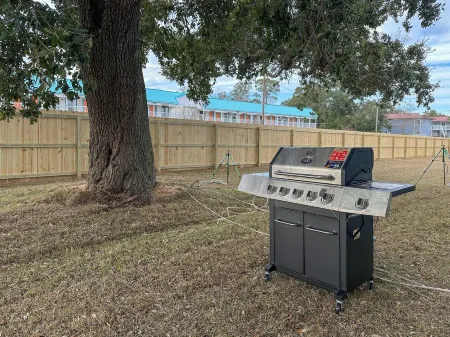 Beachfront 3-bedroom house in peaceful Biloxi with AC, WiFi. Enjoy relaxation Отели рядом с Keesler Air Force Base