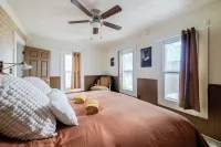 Large Colonial 20 Min from Beach Hotels near Winn-Dixie