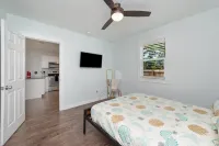 Stylish 2 bedroom home close 2 Dtown, NAS, and BCH