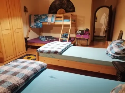 Quiet basement apartment courtyard sauna mini gym & table football Hotel dekat Rectory St. John