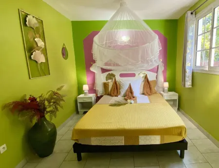 SEASIDE COTTAGE-LOC. VEHICLE-SPA-PISCINE-beach equipment rental. Отели рядом с достопримечательностью «Deshaies»