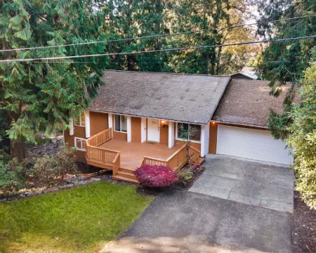 Sammamish Modern Family & Pet Friendly Home Hotels in Sammamish