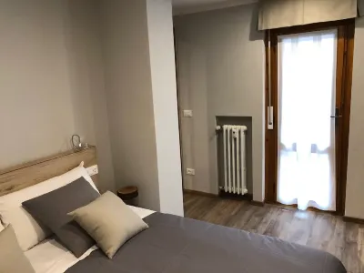 PETITE MAISON: 50 steps from the cable car !!!  호텔