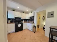 Beverlywood 2 bedroom guesthouse. 5 minutes to Rodeo Drive!
