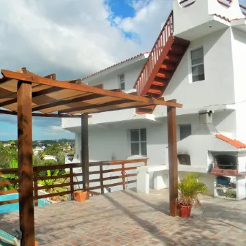 Relaxing Spacious Penthouse. Pool & deck w/panoramic view, 5 minutes to town!