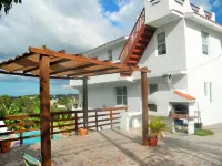 Relaxing Spacious Penthouse. Pool & deck w/panoramic view, 5 minutes to town!