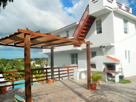Relaxing Spacious Penthouse. Pool & deck w/panoramic view, 5 minutes to town!