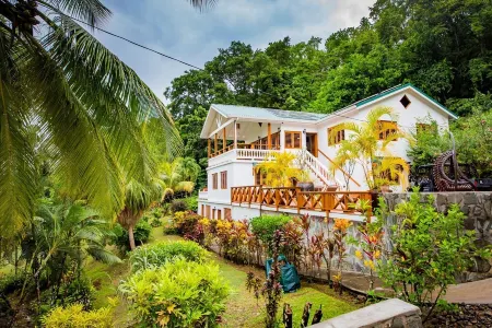 Polaris ATV buggy included in rental! Magnificent Sea views & Beach 2 mins away