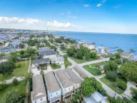 Boardwalk Home One Block to Kemah Activities