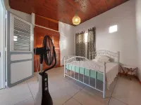 Downtown St Pierre in the North Caribbean, 5 minutes from the beach on foot Hôtels à : 