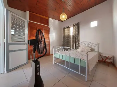 Downtown St Pierre in the North Caribbean, 5 minutes from the beach on foot Отели в г. Сен-Пьер