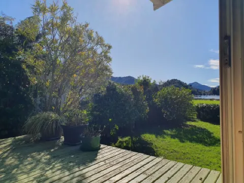 Ngakuta Bay, Marlborough Sounds. Hotels in 