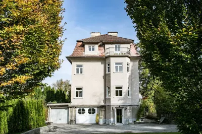 up to 16 pax, BBQ, sunbeds, bikes, close to ski areas, lake region and town Hotel a 