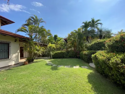 3+2 Bedrooms Private Pool 4 Blocks to the Beach, Walkable to Great Restaurants