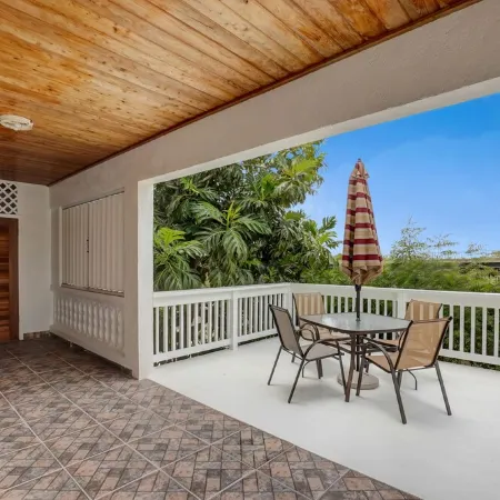 Mid-Island beauty! 5 minutes from shopping, dining and the beach.