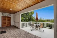 Mid-Island beauty! 5 minutes from shopping, dining and the beach.