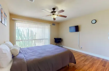 Palm Desert Condo. Near Tennis Gardens, Public Golf, Dog Park. EZ on the Wallet! Отели рядом с достопримечательностью «Палм-Дезерт Палмс»