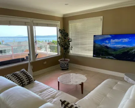 Full advantage of 180 degree PANORAMIC view of OCEAN & MOUNT BAKER โรงแรมในไวท์ร็อค