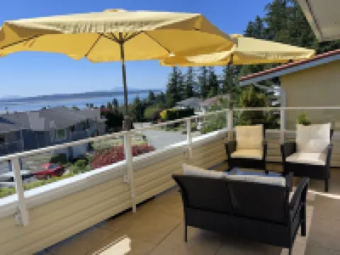 Full advantage of 180 degree PANORAMIC view of OCEAN & MOUNT BAKER โรงแรมในไวท์ร็อค