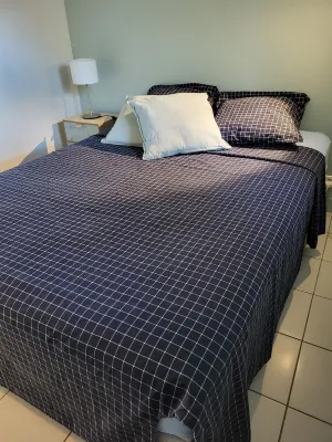 Appartement T2 Avec Patio et Piscine au Bord du Golf
