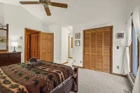 COZY MOUNTAIN ESCAPE5mi frm slopes 50ft to trails. HOT TUB!