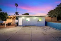 Entertainment paradise with TWO houses and a pool in Central San Diego Hotels in Mid-City