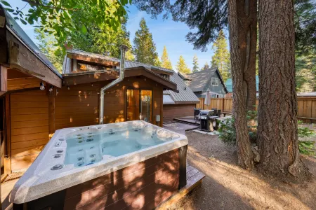 Luxurious Hot Tub and Scenic Forest Views - Inviting Tahoe Retreat Отели в г. Tahoma