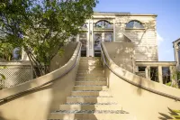 Gallows Point 8D, luxury oceanview upper premium condo at Gallows Point Resort. Hotels in 