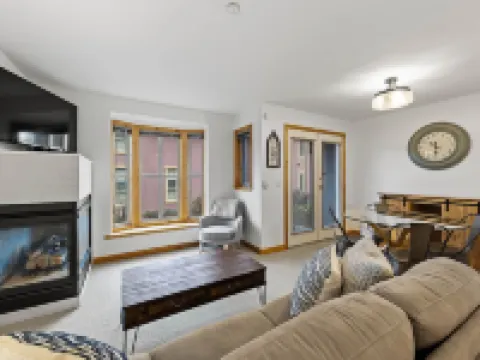 Central Location, Ski in/Ski Out, Private Hot Tub Hotels in Sun Peaks