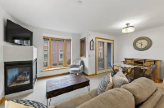 Cozy retreat. Ski in/Ski out. Private Hot Tub.