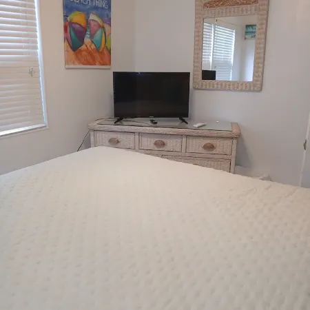 Serenity on the Bay1 - One Bed Cayman Brac - Airport Shops Restaurants Close!