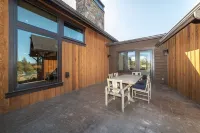 Exquisite Luxury Home with Panoramic Mountain Views & First-Class Amenities