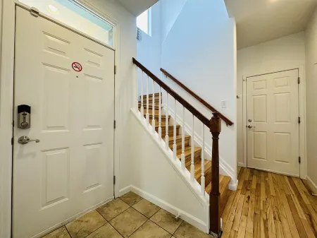 Modern 3 Bedroom Townhome, 3.5 Bathrooms, 2 Cars Garage with Level 2 EV Charging Отели рядом с достопримечательностью «Библиотека Каунсил Три»