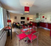 The Old Stables - Contemporary Cottage Surrounded by Woodland and Vineyards