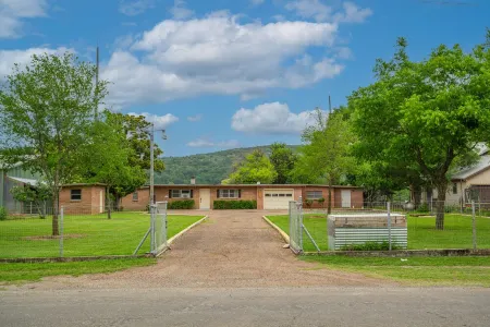 Feeling Frio - Private River Frontage Отели в г. Конкан