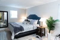 Sweet Peach Bungalow 2BR + laundry. One mile from I-75 yet quiet. Newly updated.