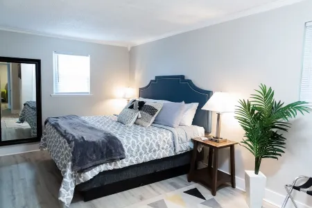 Sweet Peach Bungalow 2BR + laundry. One mile from I-75 yet quiet. Newly updated.