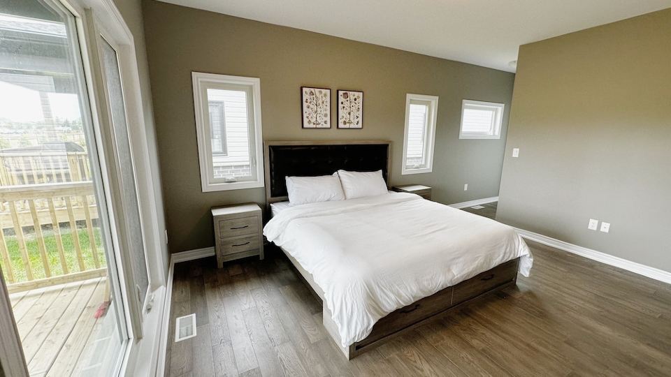 4 Bedroom and 4 Full Bathroom Bungalow Minutes from Niagara Falls