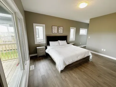 4 Bedroom and 4 Full Bathroom Bungalow Minutes from Niagara Falls Hotels near Masjid Al-Mu'mineen