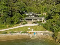 The Beach Bach - Water's Edge, Bay of Islands Hotels in Opua