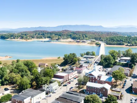 Lovely 2 BEDROOM Historic loft close to Gatlinburg, Seiverville & Pigeon Forge