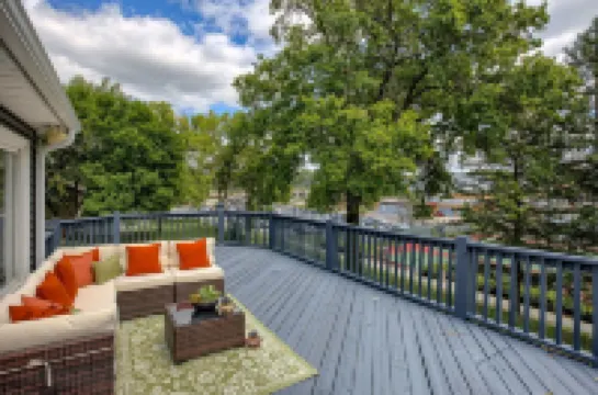 5BD Charming Home - Pool Table & Backyard