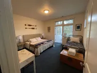 Spacious Beach House - 30 seconds to sand