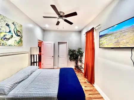 Luxury Apartment in Bronzeville, Just Minutes from Downtown - RSV Now! Отели рядом с достопримечательностью «Университет Чикаго»